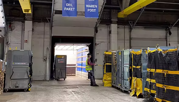 Lieferwagen vor dem Packstack-Lager bereit für den Versand