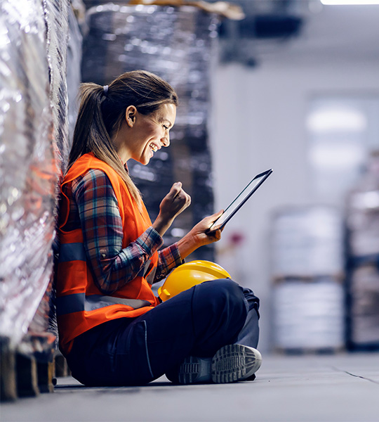 Zufriedene Packstack Mitarbeiterin